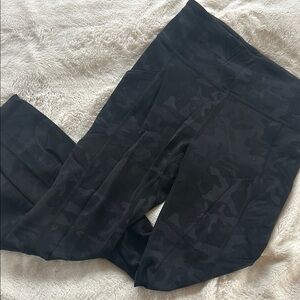 Lululemon black and charcoal Camouflage Leggings
Sz 4